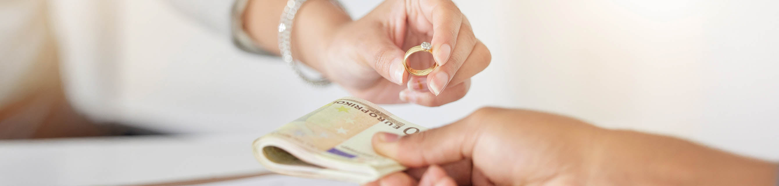 Selling Gold: Online Platforms vs Local Dealers - Diamond Brothers